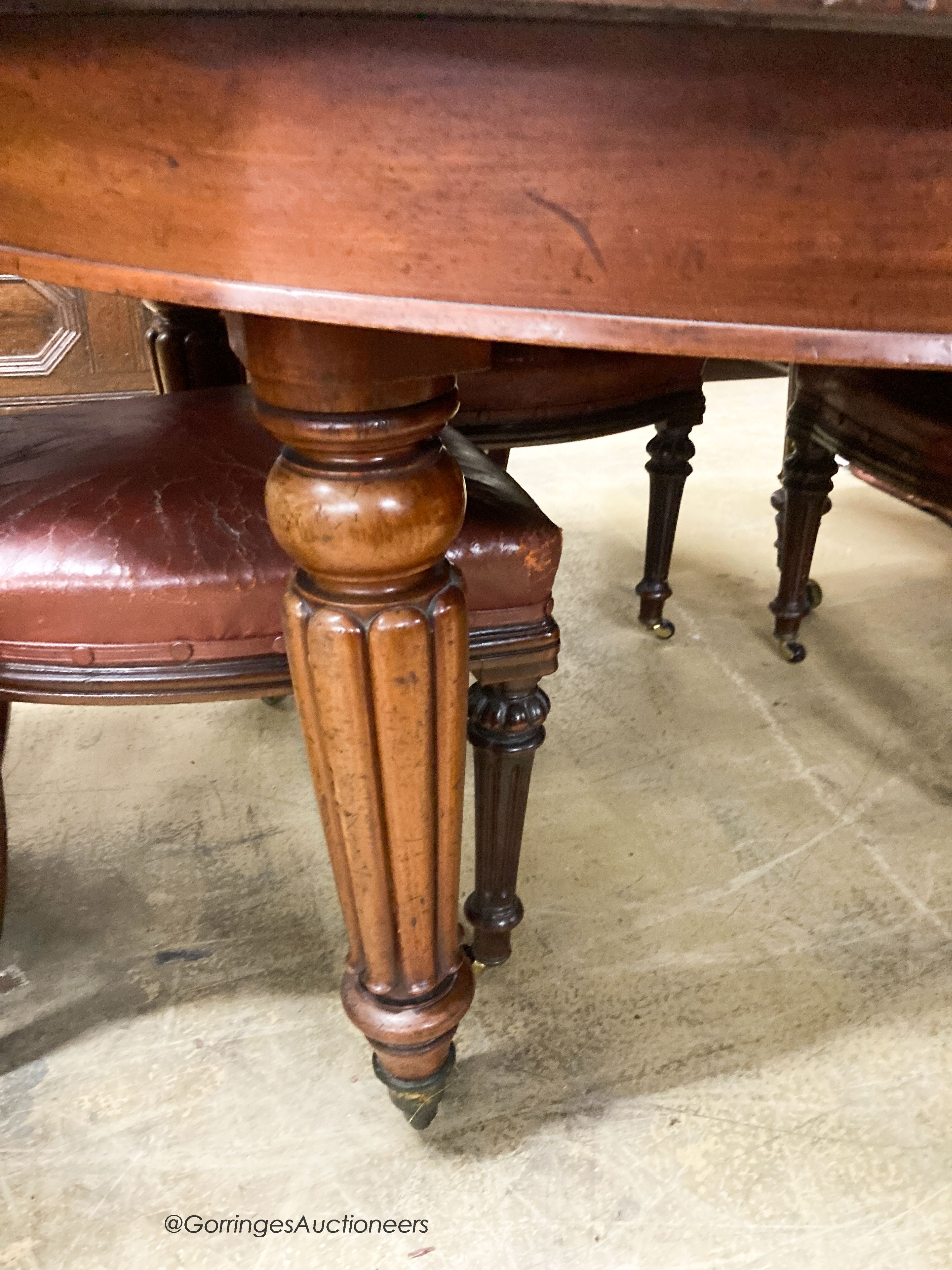 A Victorian mahogany extending dining table with four leaves, 256cm extended, three spare leaves, depth 135cm, height 76cm
